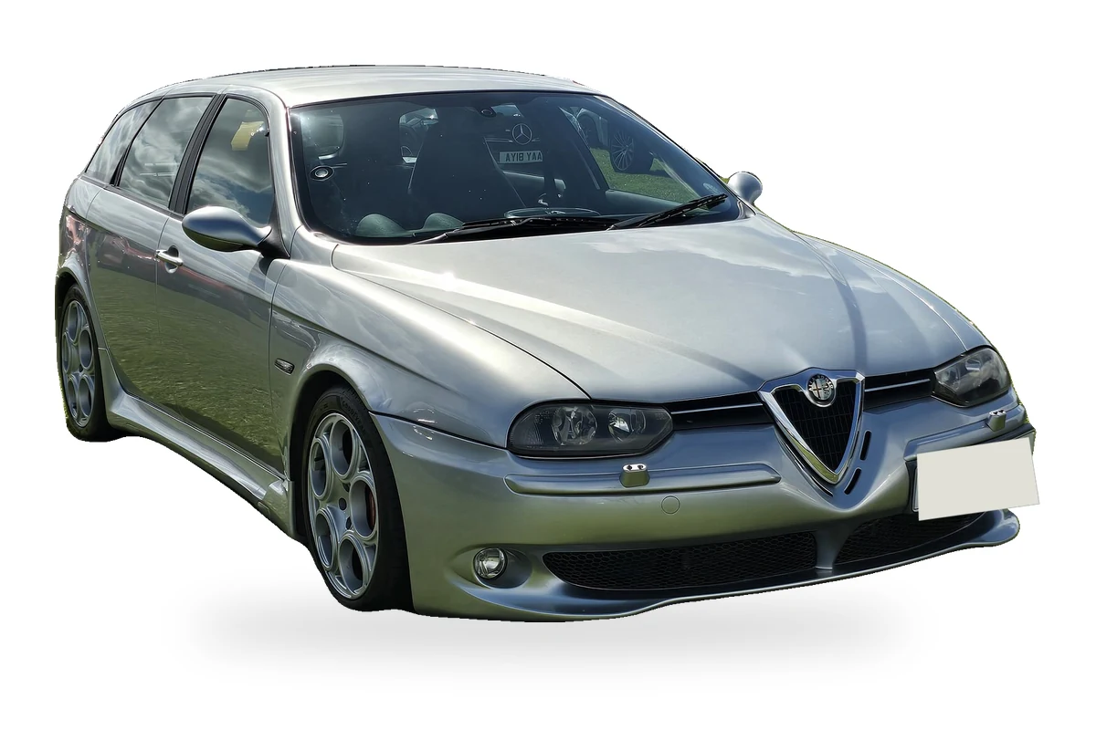 Silberner Alfa Romeo 156 GTA Sportwagon von 2002 auf weißem Hintergrund