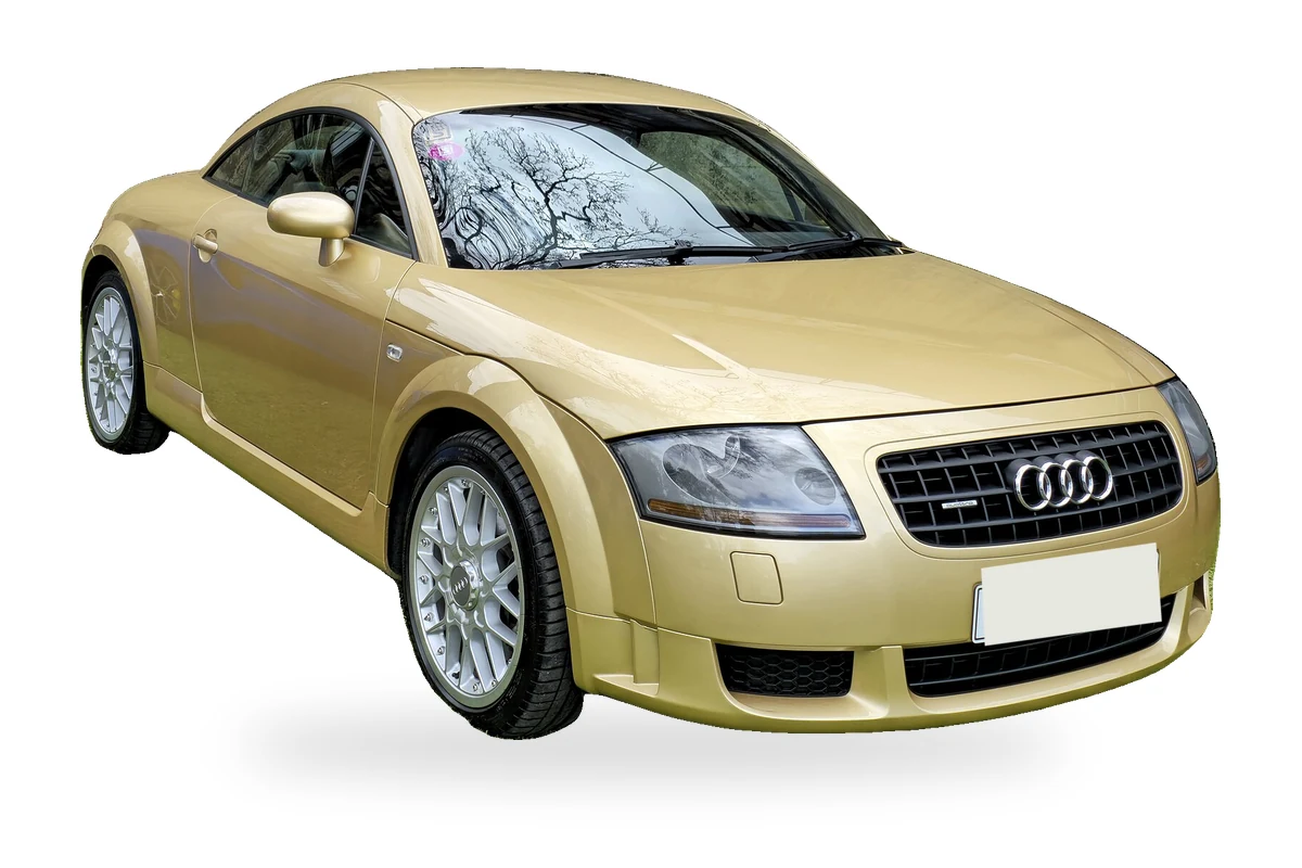 Goldfarbener Audi TT quattro 8N von 2003 auf weißem Hintergrund