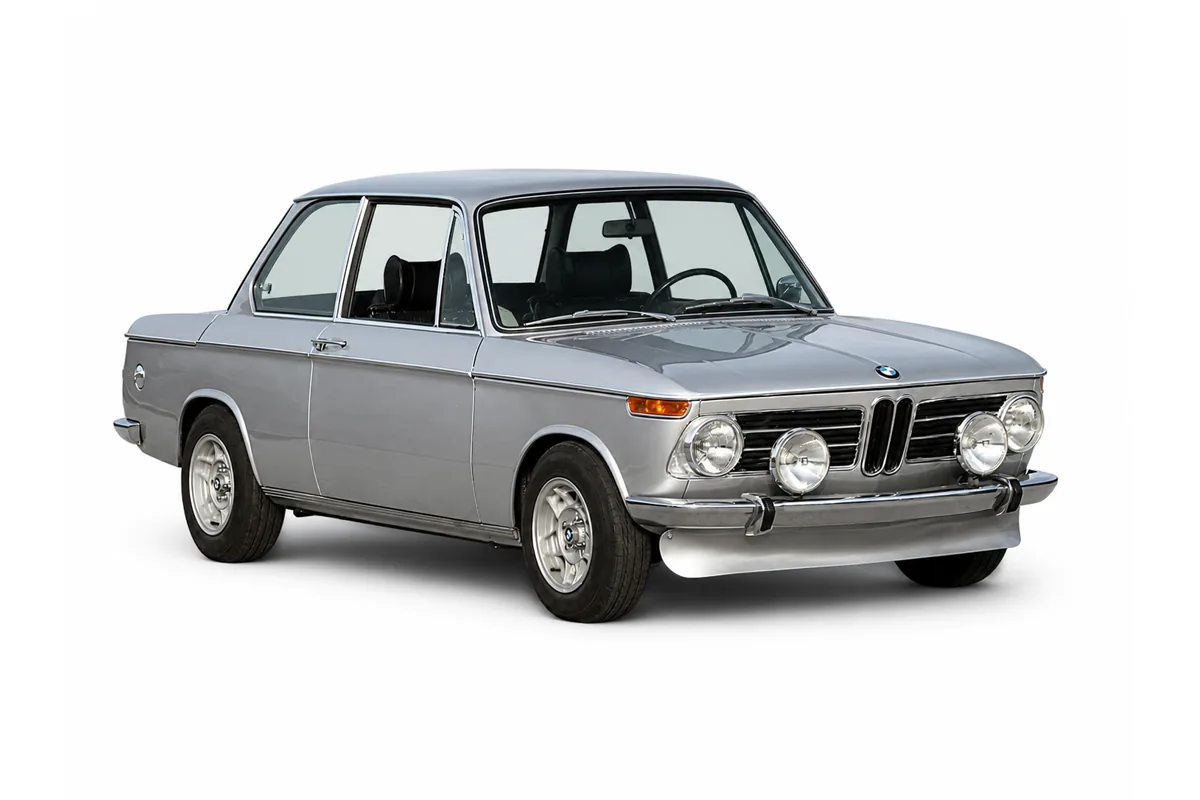 Silberner klassischer BMW 2002 TI auf weißem Hintergrund