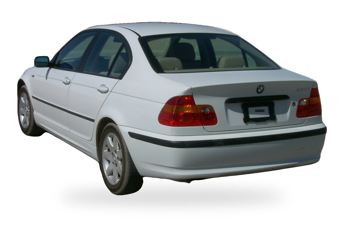 Weißer BMW 325i E46 von 2002 auf weißem Hintergrund