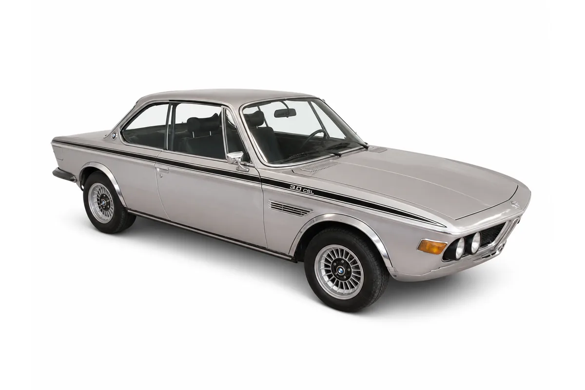 Silbernes BMW 3.0 CSL Coupé der Baureihe E9 auf weißem Hintergrund