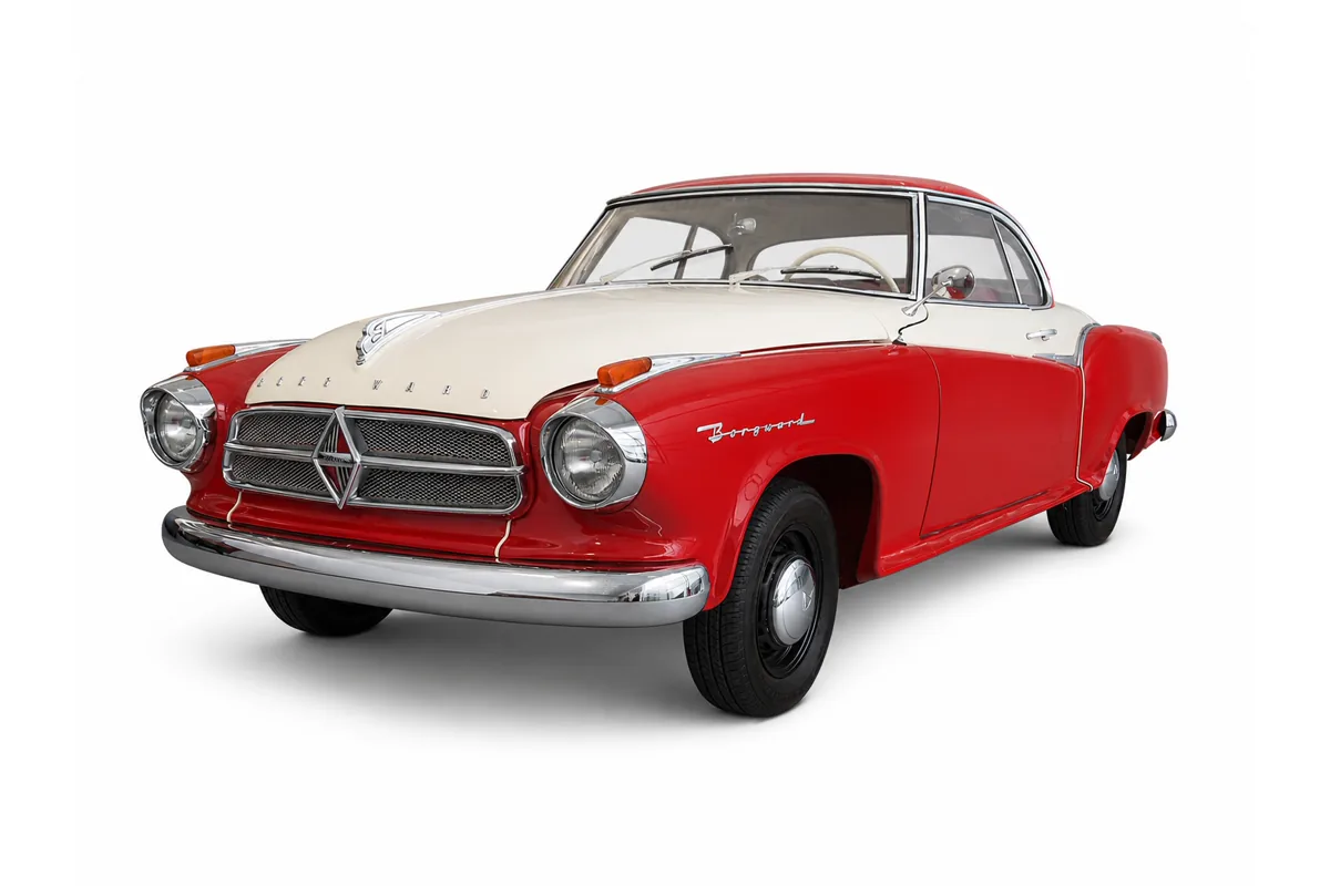 Rot-cremefarbenes Borgward Isabella Coupé auf weißem Hintergrund