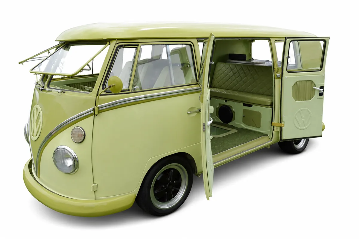 Grüner klassischer Volkswagen Type 2 Campingbus mit geöffneten Türen auf weißem Hintergrund
