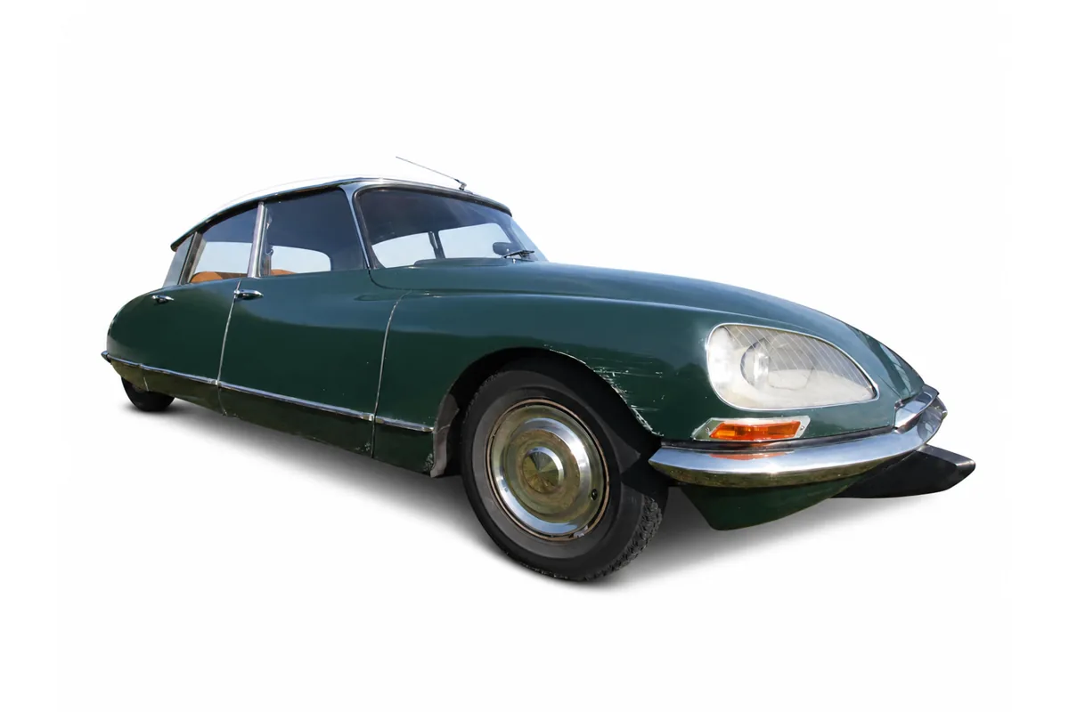 Grüner klassischer Citroën DS auf weißem Hintergrund