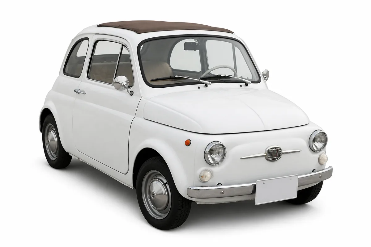 Weißer klassischer Fiat 500 F auf weißem Hintergrund