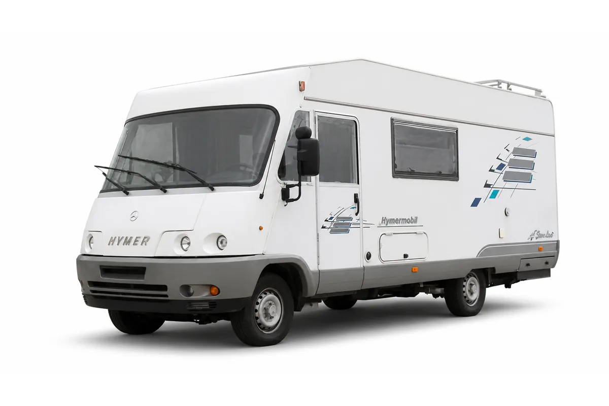 Klassisches vollintegriertes Hymer Hymermobil auf weißem Hintergrund