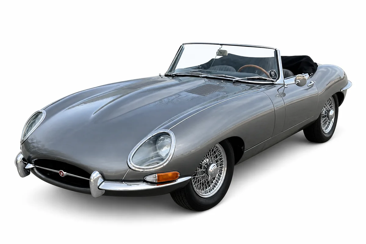 Grauer klassischer Jaguar E-Type Roadster auf weißem Hintergrund