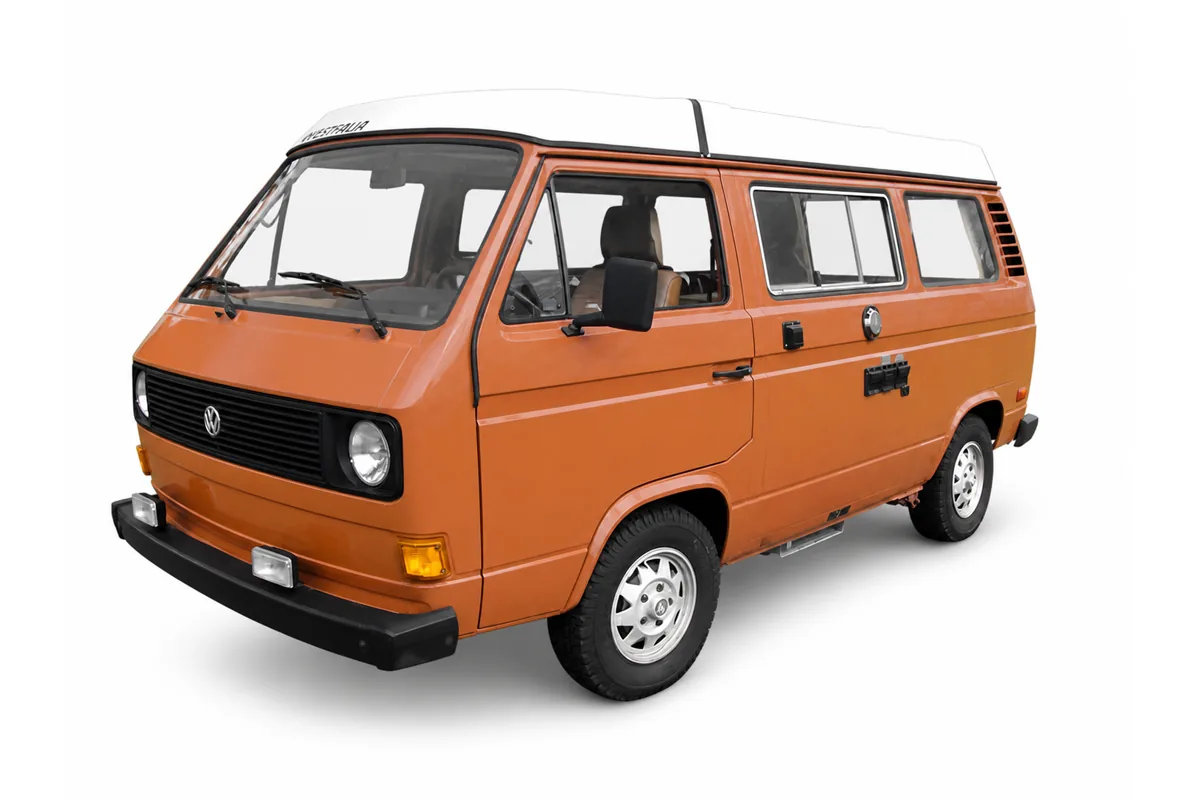 Orangefarbener Volkswagen Vanagon Westfalia Campervan mit Hochdach auf weißem Hintergrund