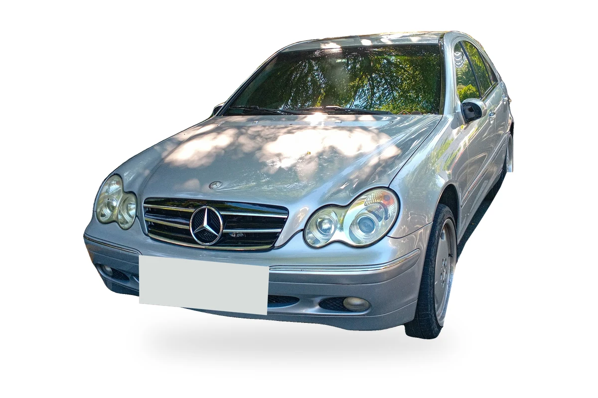 Silberner Mercedes-Benz C 200 Kompressor W203 von 2001 auf weißem Hintergrund