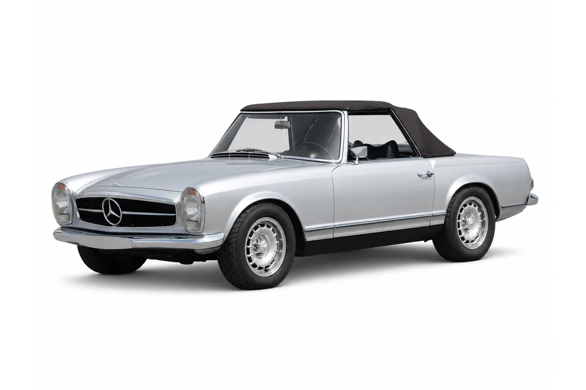 Silberner Mercedes-Benz 280 SL W113 Pagode auf weißem Hintergrund
