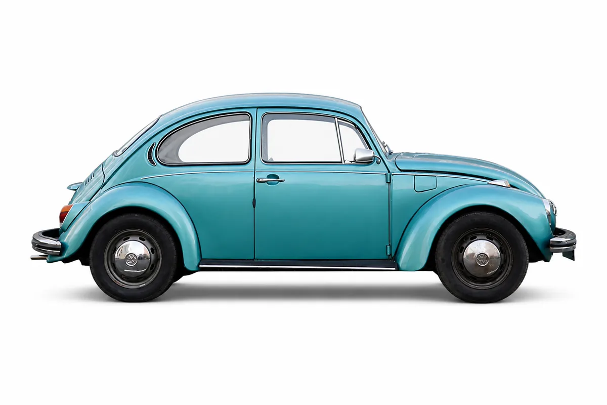 Türkisfarbener klassischer Volkswagen Käfer auf weißem Hintergrund