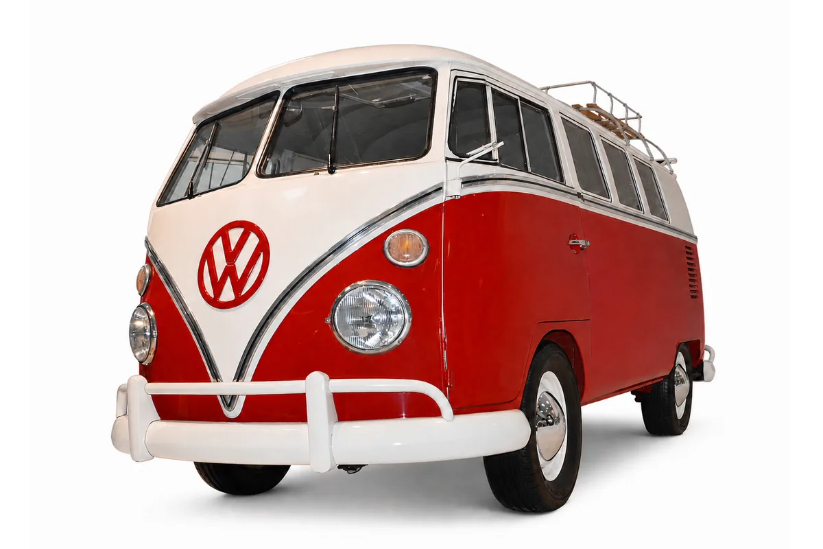 Rot-weißer Volkswagen T1 Samba Bus auf weißem Hintergrund