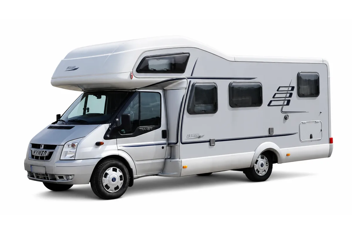 Hymer E Camp CL auf Ford Transit mit Schlafalkoven auf weißem Hintergrund