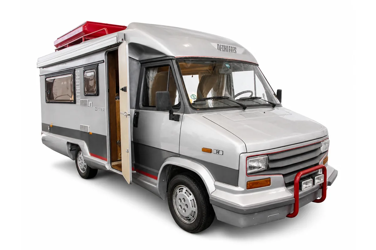 Dethleffs Globetrotter CD-S als teilintegriertes Wohnmobil auf weißem Hintergrund